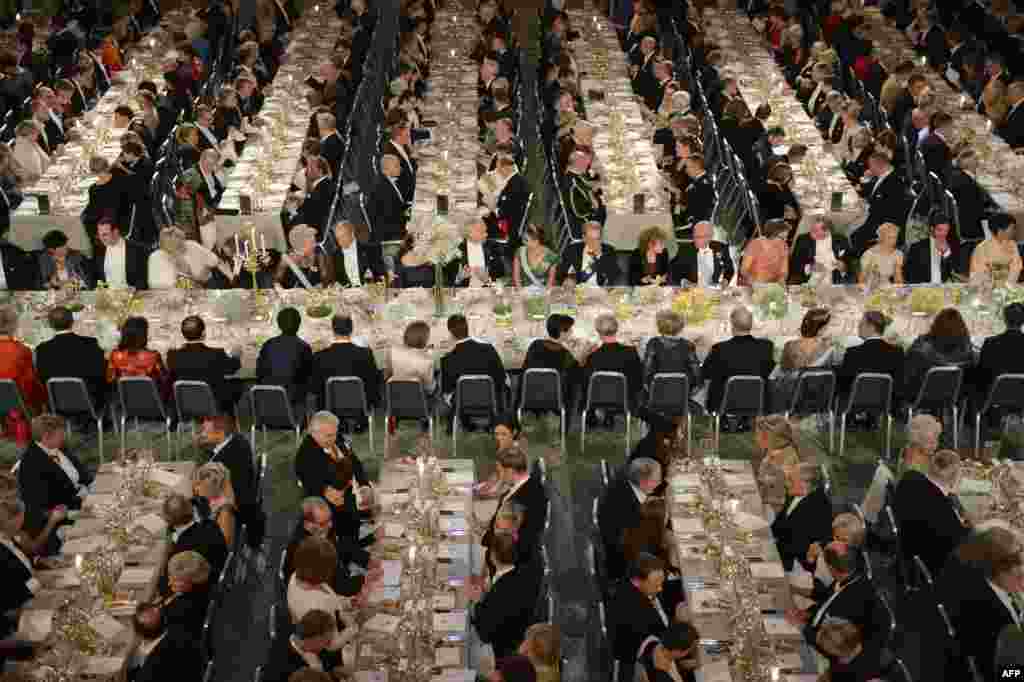 10 декабрьдә Стокһольмда Нобель бүләге алучыларга бүләкләр тапшырыла