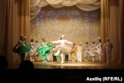 "Ялан" халык бию төркеме чыгыш ясый