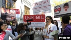 Armenia -- A peaceful march is organized in support of Vartan Oskanyan starting from the office of Civilitas Foundation to the building of the Prosecutor-General’s office, Yerevan, 19Oct2012