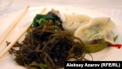 Пельмени – непременный атрибут новогоднего стола в Китае. Алматы, 7 февраля 2013 года.