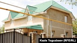 Маҳаллий ҳокимлар аҳолини президент ўтиши мумкин бўлган кўчаларда ҳашаматли уйлар қуришга мажбур қилмоқда.