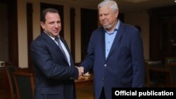 ՀՀ պաշտպանության նախարար Դավիթ Տոնոյան և ԵԱՀԿ գործող նախագահի անձնական ներկայացուցիչ Անջեյ Կասպշիկ, արխիվ