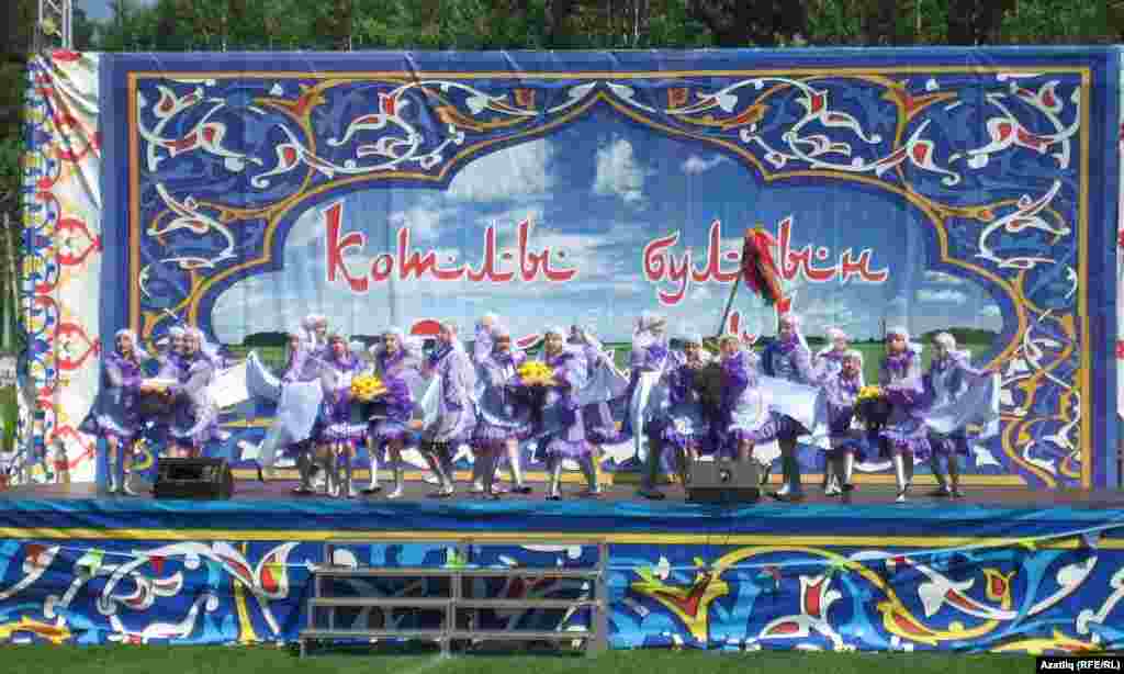 Сәхнәдә Вертикаль бию студиясе