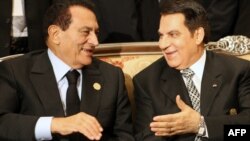 Хосни Мубарак (слева)  и Бен Али на саммите Лиги Арабских Государств, 10 октября 2010