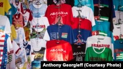 Все деньги, которые туристы оставят в маленькой Абхазии, в ней и станутся и так или иначе отразятся на благополучии всех