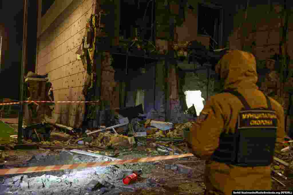 Працівник Київського муніципалітету оцінює збитки внаслідок російського удару по столиці. Київ, Солом'янський район, 29 листопада 2025 року