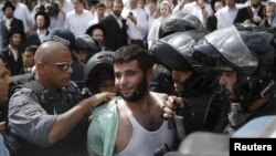 پلیس اسرائیل یک فلسطینی متهم به حمله با چاقو در بیت‌المقدس را دستگیر می‌کند. 