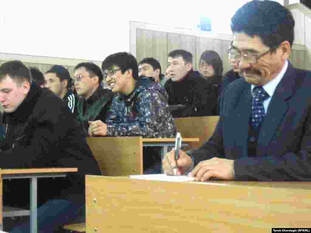 Ала-Тоодогу эстен кеткис Википедия жумалыгы (28.3.-03.4.2011.)  No 7. - Жыйын катышуучулары Кыргыз техникалык университетинде кыргызча Википедияга арналган баяндаманы угууда. Бишкек. 31.3.2011.