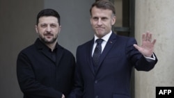 Франция президенті Эммануэль Макрон (оң жақта) мен Украина президенті Владимир Зеленский. Париж, 1 желтоқсан, 2025 жыл.