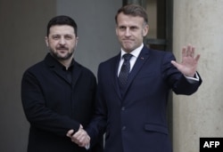 Емманюель Макрон приймає Володимира Зеленського в Єлисейському палаці 1 грудня 2025 року