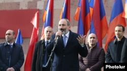 И. о. премьер-министра Армении Никол Пашинян выступает на митинге в Апаране, 21 ноября 2018 г.