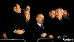 Cолдон оңго:  Евробиримдик менен алакалар  министри Эгемен Багыш, ички иштер министри Муаммар Гүлер, экология жана шаарды куруу министри Эрдоган Байрактар жана экономика министри Зафер Чаглаян, 24.12.2013 