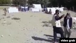 "Озоди" радиосунун колуна тийген видеодон алынган сүрөт. 