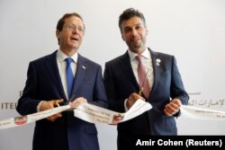 سفیر امارات در اسرائیل (راست) در کنار رئیس‌جمهور اسرائیل در آیین گشایش سفارت امارات در این کشور