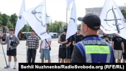 Учасники протесту проти проведення «КиївПрайд Парку» тримають прапори ГО «Щит традиції»