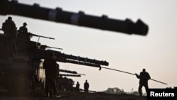 آماده‌سازی تانک‌های اسرائیلی در مرز با غزه. ۱۸ نوامبر ۲۰۱۲.