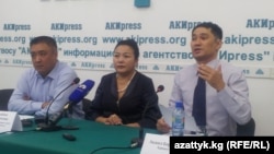Члены Комитета по защите судей дают пресс-конференцию, Бишкек, 23 сентября 2013 года.