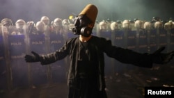 Учасник протестів у вбранні дервіша, 2 березня 2025 року