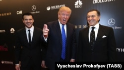 Орусиялык жана азербайжандык ишкерлер Араз Агаларов (оңдо), анын уулу Эмин Агаларов (солдо) жана АКШнын азыркы президенти Дональд Трамп "Аалам сулуусу" сынагынын финалында. Crocus City Hall, Москва, Орусия. 9-ноябрь, 2013-жыл.