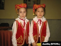 Динара Муслимова (с) һәм Алиса Галимова