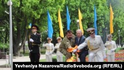 У церемонії цього року взяв участь ветерана Другої світової Євген Решетников, а честь нести смолоскип для запалення «Вогню пам’яті» дісталася демобілізованому бійцю 79-ї бригади, оборонцю Донецького аеропорту В’ячеславу Зайцеву