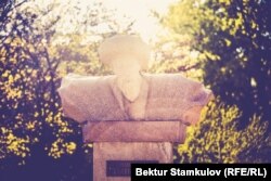 Манасчы Тыныбектин айкели.