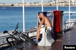 Чоловік сидить на набережній, де вночі стався теракт. Ніцца, 15 липня 2016 року