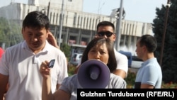 Шаардык кеңеш мэр шайлап жатканда Канышай Мамыркулова баш болгон активисттер мэриянын жанына нааразылык акциясына чыгышкан.