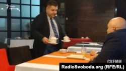 Грановський бере чайничок в руки і пересідає за стіл до Рувіна