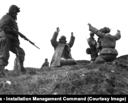 Салдат амэрыканскай марской пяхоты бярэ ў палон кітаўскіх вайскоўцаў падчас вайны ў Карэі