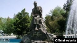 Magtymguly Pyragynyň Aşgabatdaky ýadygärligi. Arhiwden alyndy.