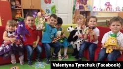 Донбас: діти отримали подарунки від команди Валентини Тимчук