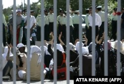 تحصن روسری سفیدها در مقابل ورودی ورزشگاه آزادی در روز بازی ایران و بحرین