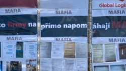 Стенд із прізвищами людей і сумами, на які їм, за даними Ярослава Чепи, не виплатили кошти