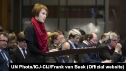 Заступник міністра закордонних справ України Олена Зеркаль під час виступу в Міжнародному суді ООН, який розглядає позов проти Росії. Гаага, 6 березня 2017 року