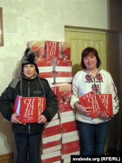 Наталка Бабіна з сином Тарасом тримають примірники альманаху «Справа»