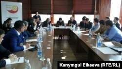 Жаш ишкерлердин баш прокурор Индира Жолдубаева, Бишкек мэри Кубанычбек Кулматов менен жолугушуусу