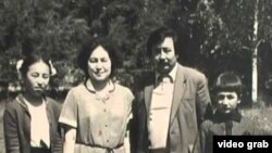 Роза Карагулова жакындары менен.