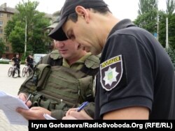 Перед патрулированием военные и полицейские согласовывают свои действия