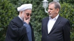 حسن روحانی (چپ) جدی‌تر از گذشته در اندیشه فرود آرام از ریاست‌جمهوری و فرار از مسئله‌دار شدن در درون نظام سیاسی است. اما این تمهیدات او با مانع جدی رقبا روبه‌روست که زخمیِ رفتار دوگانه و حملات سیاسی او در انتخابات‌های ۹۲ و ۹۶ هستند و سرسختانه برای بیرون انداختن وی از بلوک قدرت تلاش می‌کنند.