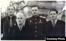 Сид бобо ўз шогирдлари - Совет Иттифоқи Қахрамонлари билан Чапдан ўнгга:Н. Марченко, В. Карпов, М. Меш.