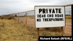 تابلوی «شخصی. بن بست. ورود ممنوع» . خانه شاتو در انتهای این خیابان قرار دارد