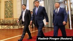 Бывший президент Кыргызстана Сооронбай Жээнбеков, премьер-министр Садыр Жапаров и спикер парламента Канатбек Исаев на внеочередной сессии парламента в Бишкеке, Кыргызстан, 16 октября 2020 года.