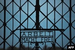 Брама концлягеру ў Дахау, надпіс на браме - Arbeit macht frei (Праца робіць свабодным)