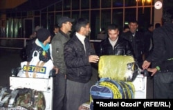 Orsýetden deportasiýa edilen täjik raýatlary Duşenbede, 13-nji noýabr.