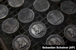 «سکه معبد» که تصویر دونالد ترامپ و کوروش کبیر روی آن ضرب شده، دارای نه و نیم گرم نقره خالص است و در پشت سکه نیز تصویر معبد مقدس یهودی به چشم می‌خورد