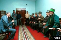 Джахар Дудаеў са старэйшынамі