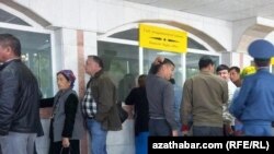 Türkmenistanda bilet satýan kassalaryň öňünde mydama uly nobatlary görmek mümkin. (Arhiw suraty) 