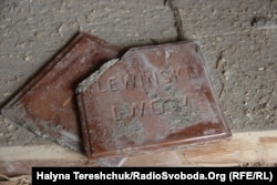 Оббита плитка фабрики Івана Левинського