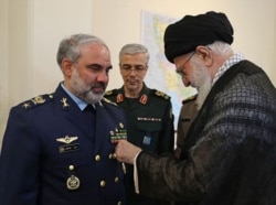 اعطای نشان نصر ۱ به حسن شاه‌صفی فرمانده نیروی هوایی ارتش